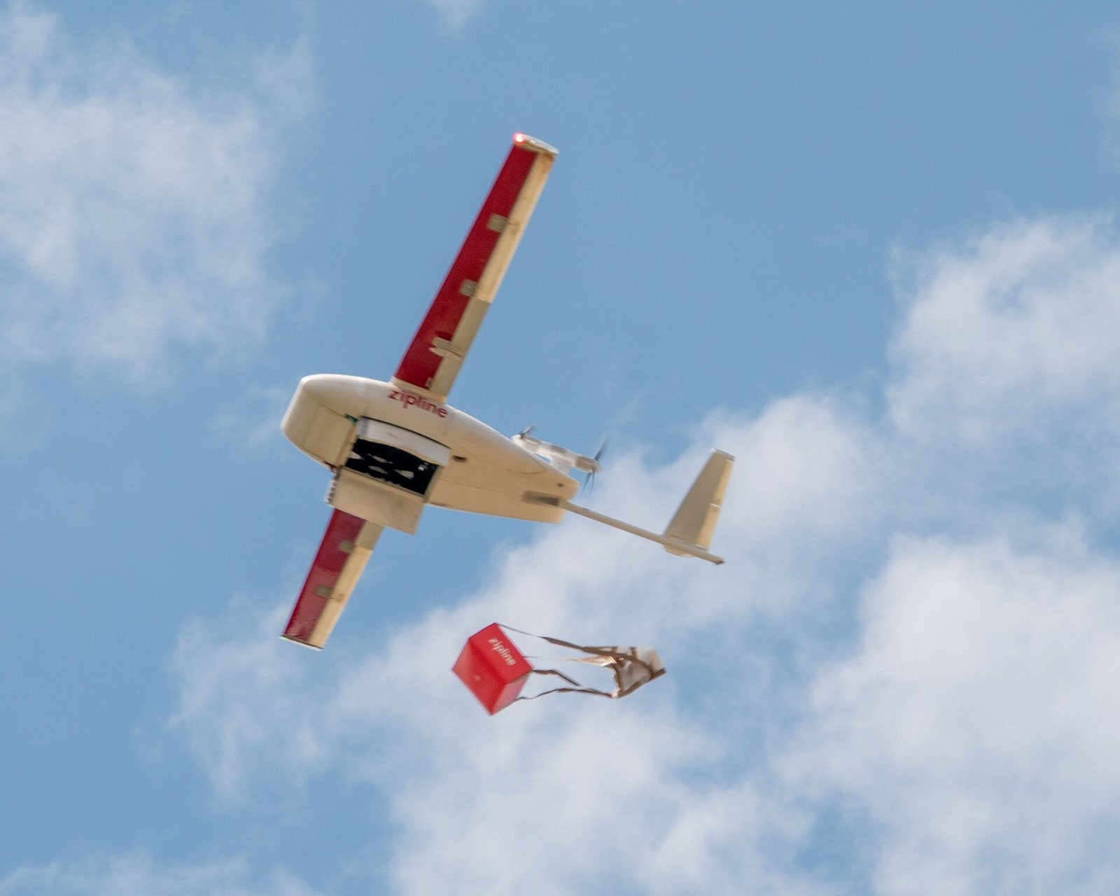 Un drone Zipline largue un colis sous parachute, Muhanga (Rwanda)