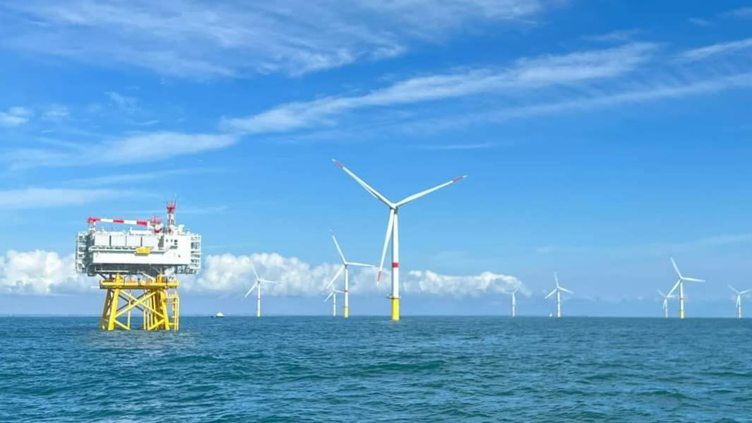 Le parc éolien en mer de Saint-Nazaire : la sous-station électrique et les éoliennes au large